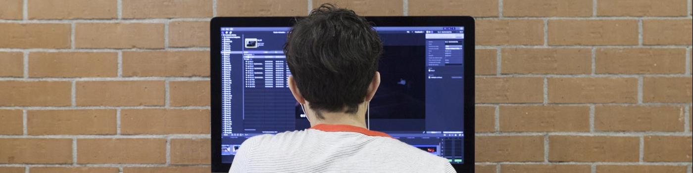 Un alumno de costas, diante dunha pantalla de ordenador