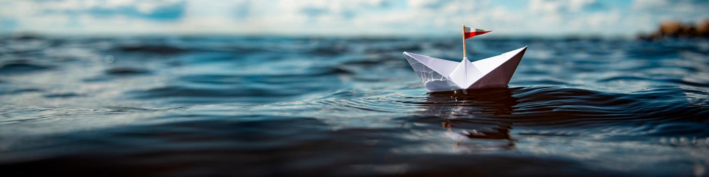 Barco de papel no mar