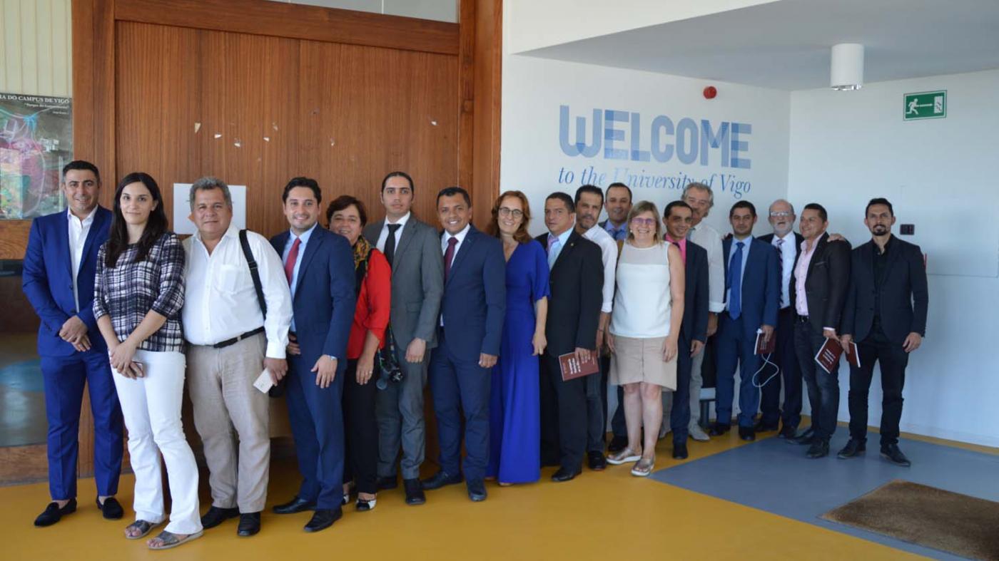 Foto de familia da delegación colombiana coas responsables institucionais da Universidade de Vigo 