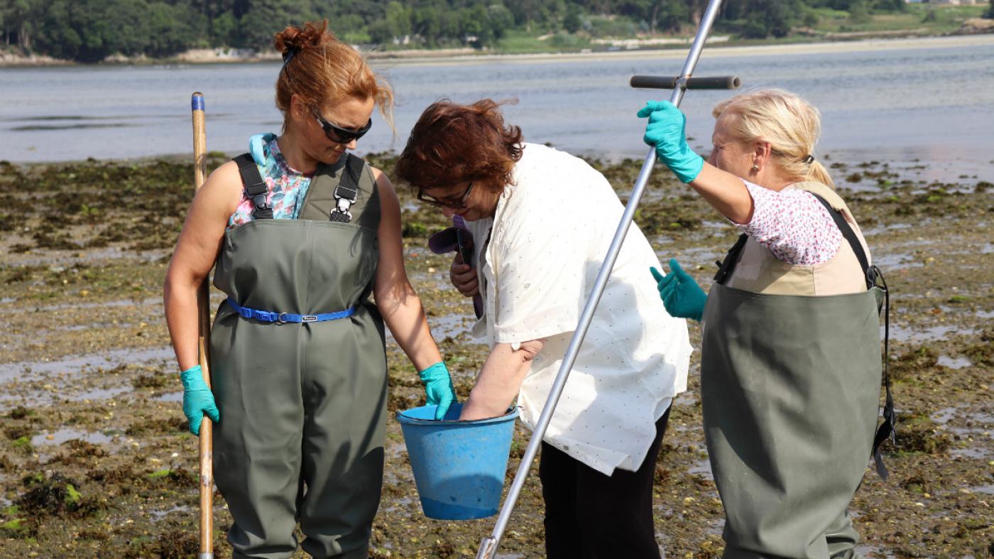 Docentes da EU de Enfermaría achegan ás mariscadoras boas prácticas en materia de saúde 