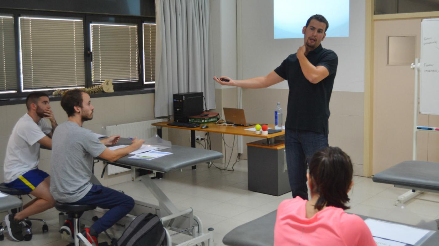 Fisioterapia amplía a formación en manipulacións con impulso de alumnado e titulados