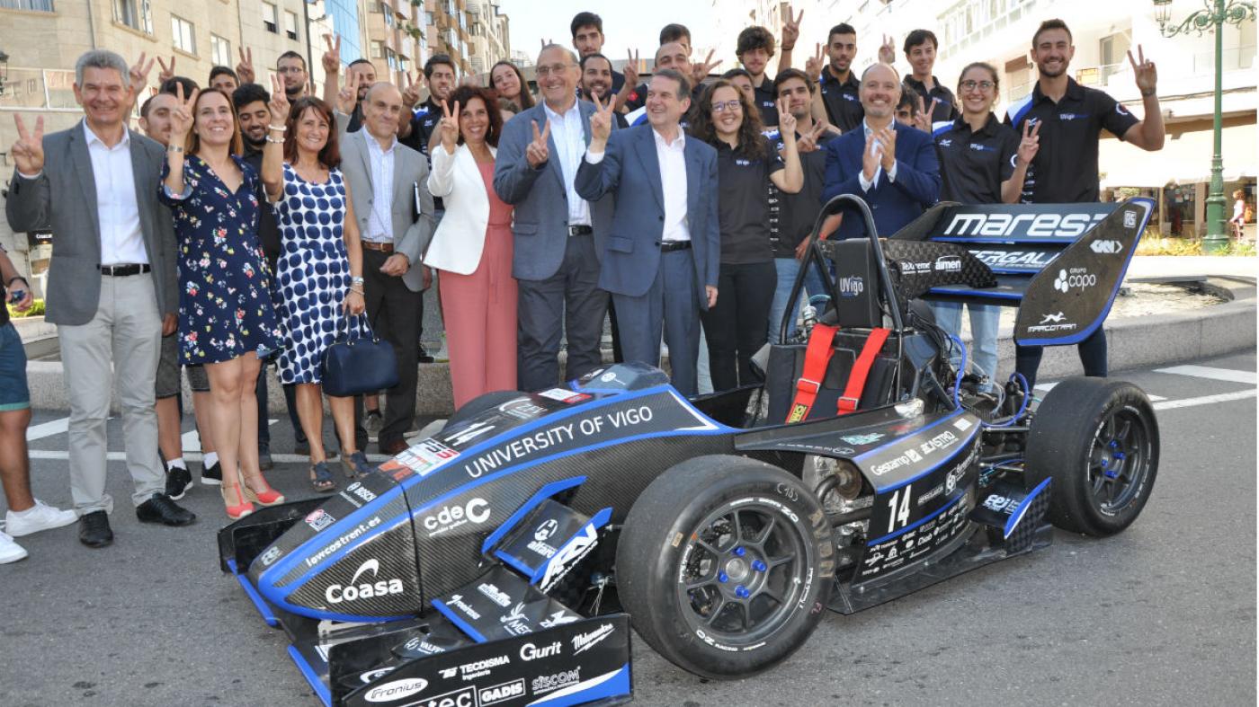 Foto de familia do equipo con representantes das institucións e patrocinadores 