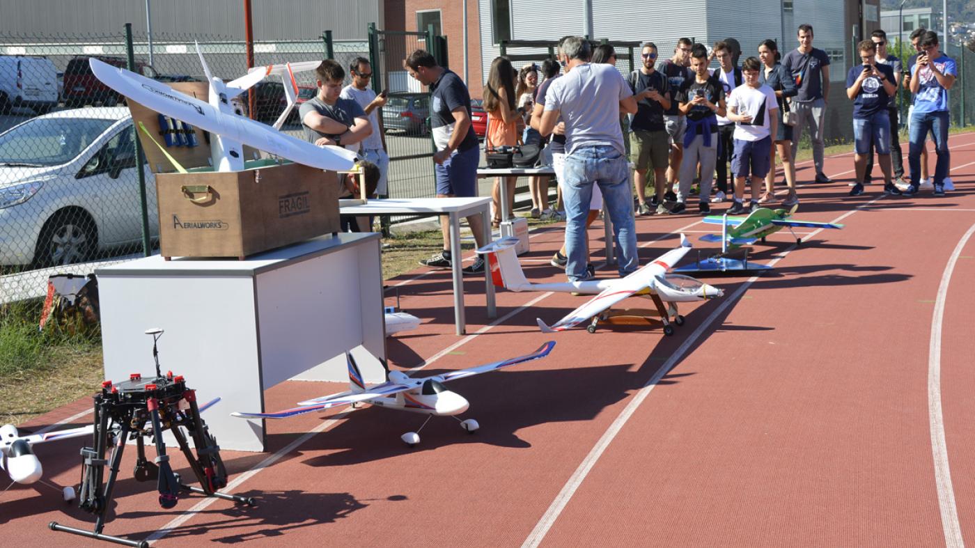 O alumnado de Aeroespacial familiarízase cos drones