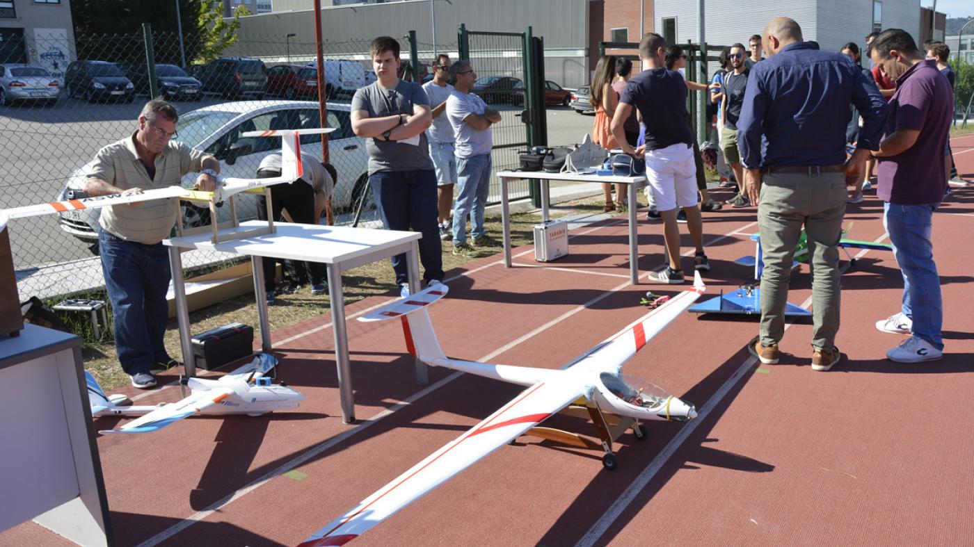 O alumnado de Aeroespacial familiarízase cos drones e o aeromodelismo