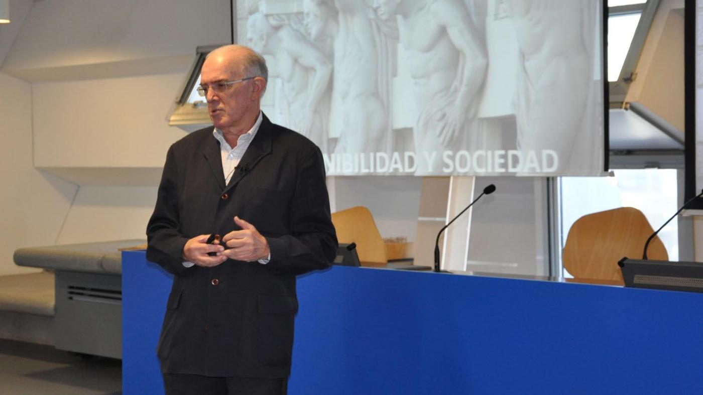 O presidente da Fundación Juana de Vega, Enrique Sáez, ofreceu unha conferencia titulada 'Sostenibilidade e sociedade' 
