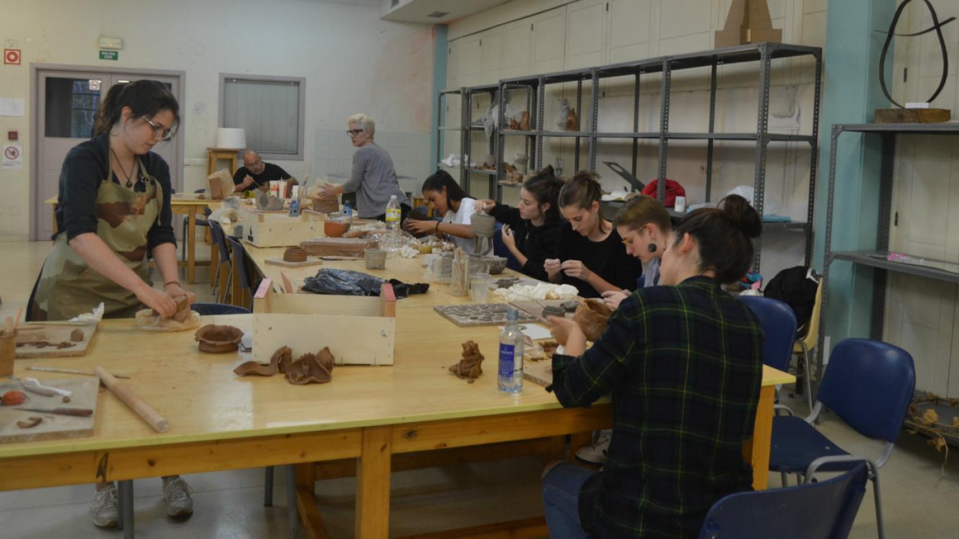 Un obradoiro achega ao alumnado as potencialidades contemporáneas da cerámica