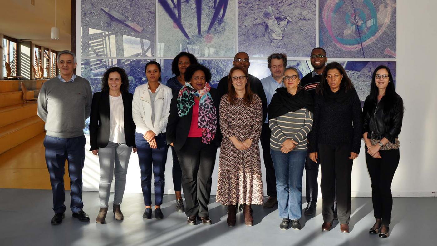 Foto de familia da delegación caboverdiana con representantes da Universidade de Vigo 