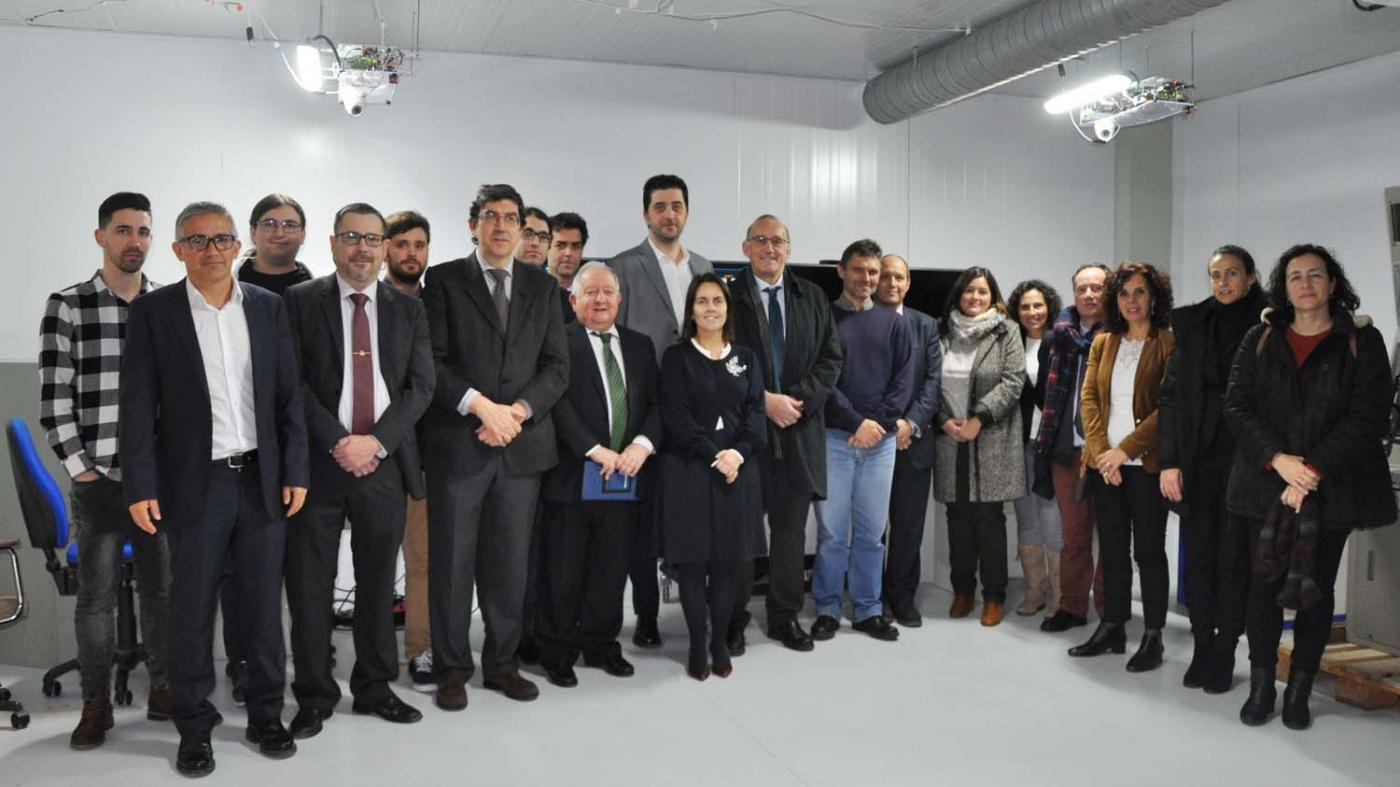 Foto de familia das e dos investigadores coas autoridades que hoxe coñeceron a evolución do proxecto 
