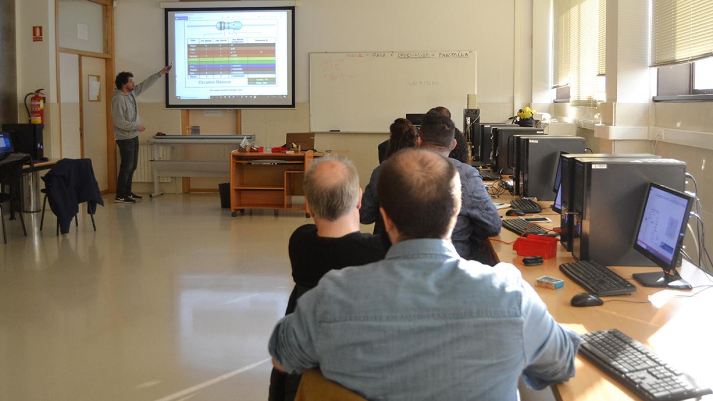 Un taller achega ao alumnado aos múltiples campos de uso dos microcontroladores