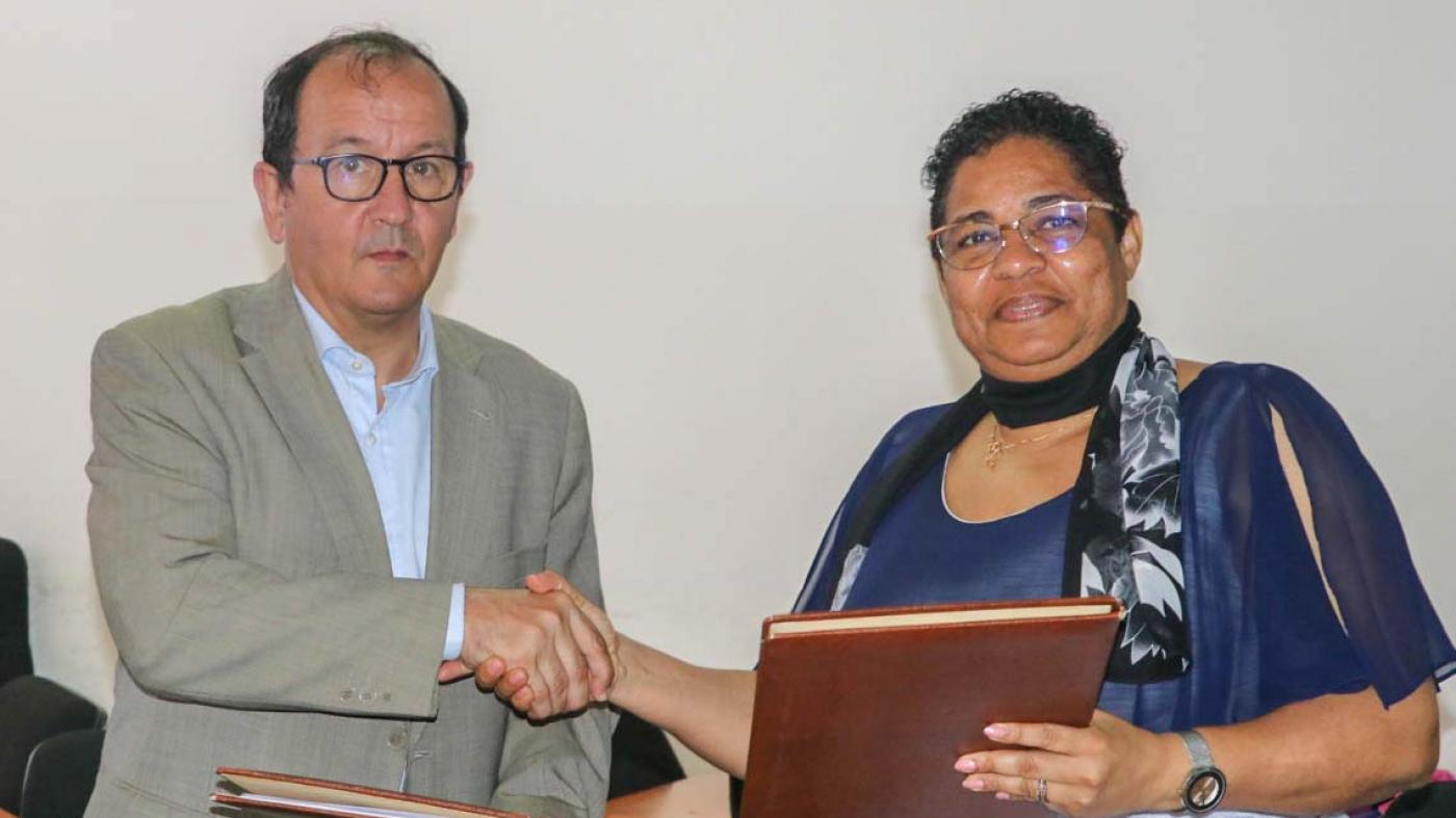 O coordinador xeral de Aecid Cabo Verde e a reitora da Universidade de Cabo Verde trala firma do memorando 