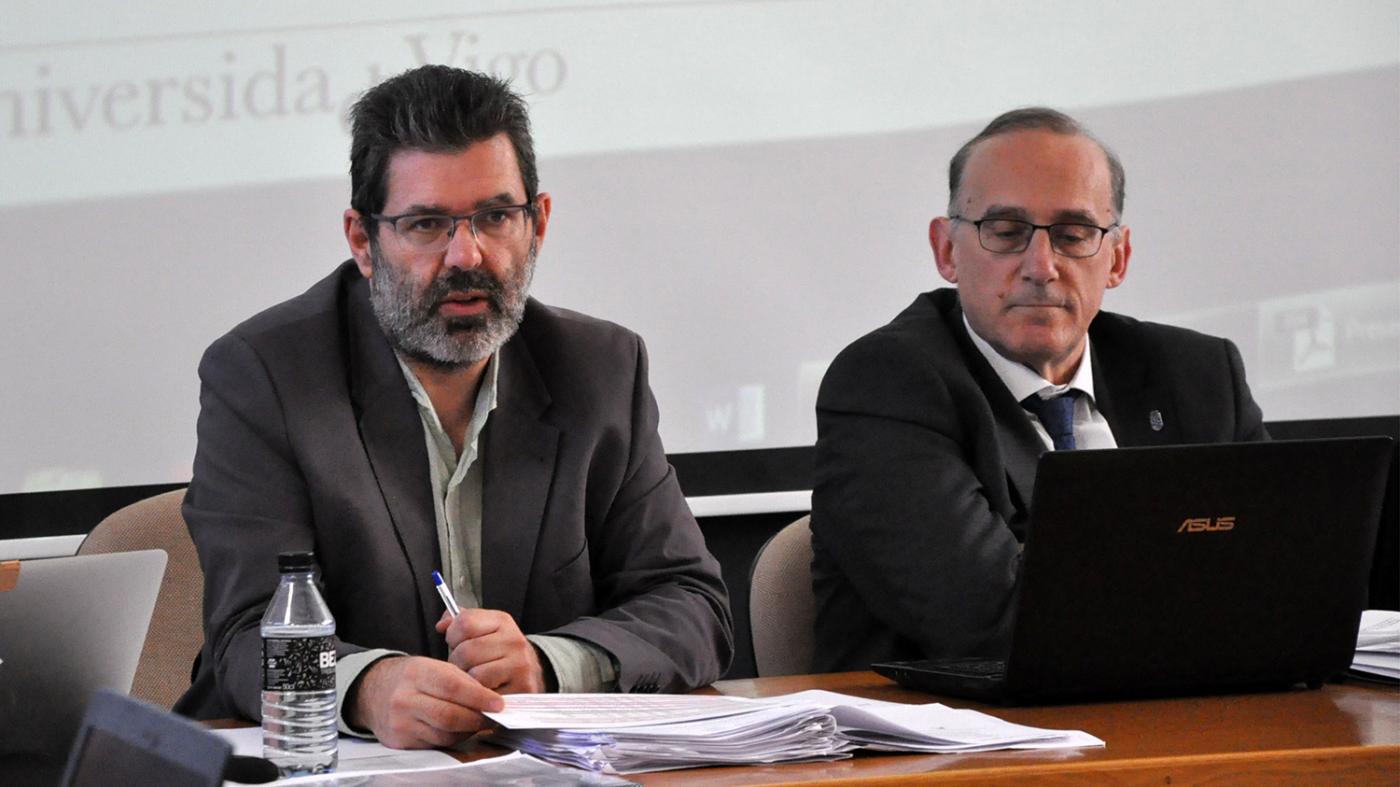 Manuel Ramos, á esquerda, durante unha intervención nun Consello de Goberno 