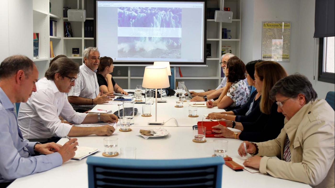 Xavier Labandeira (á esquerda da imaxe) nunha sesión de traballo da comisión de expertos (Foto Fundeu/EFE) 