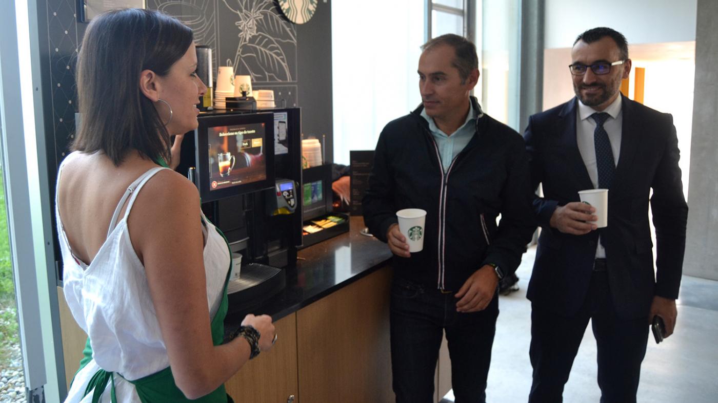 A primeira máquina de Starbucks de Galicia instálase no campus