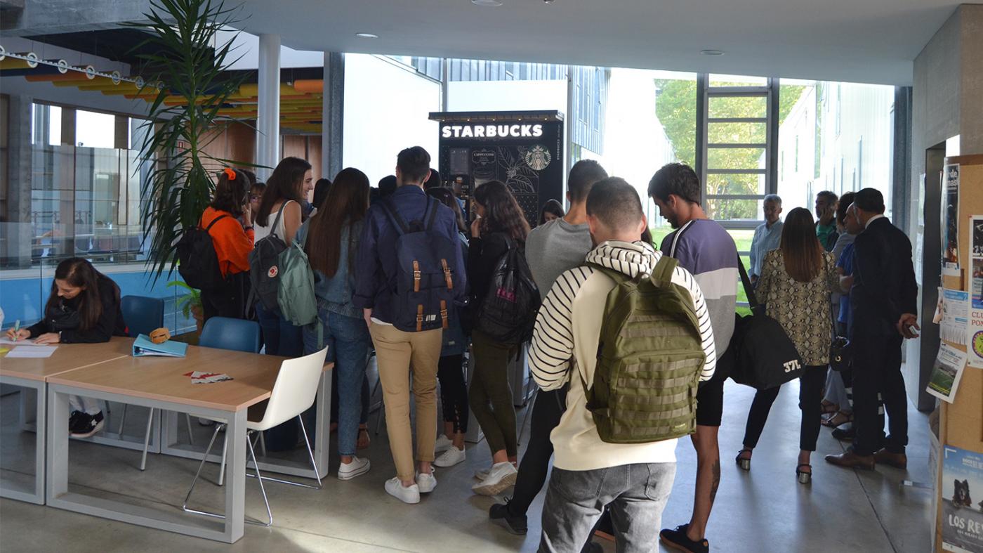 A primeira máquina de Starbucks de Galicia instálase no campus