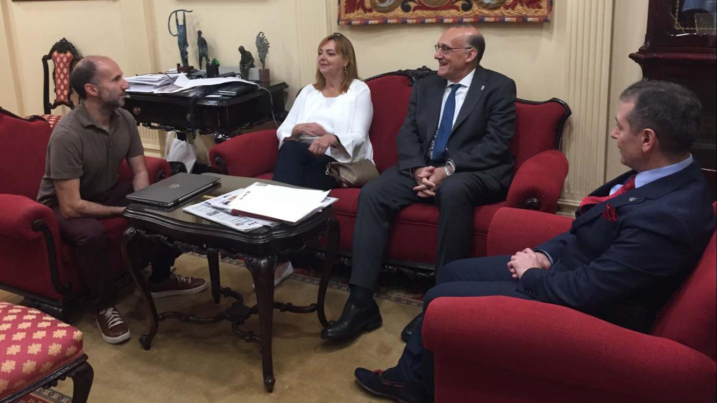 A vicerreitora do campus de Ourense e o secretario xeral acompañaron a Reigosa na xuntanza con Jácome 