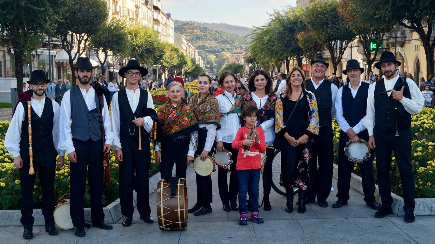 O grupo Son das Lagoas, na imaxe acompañado pola vicerreitora Natalia Caparrini, representou á Universidade de Vigo na pasada edición