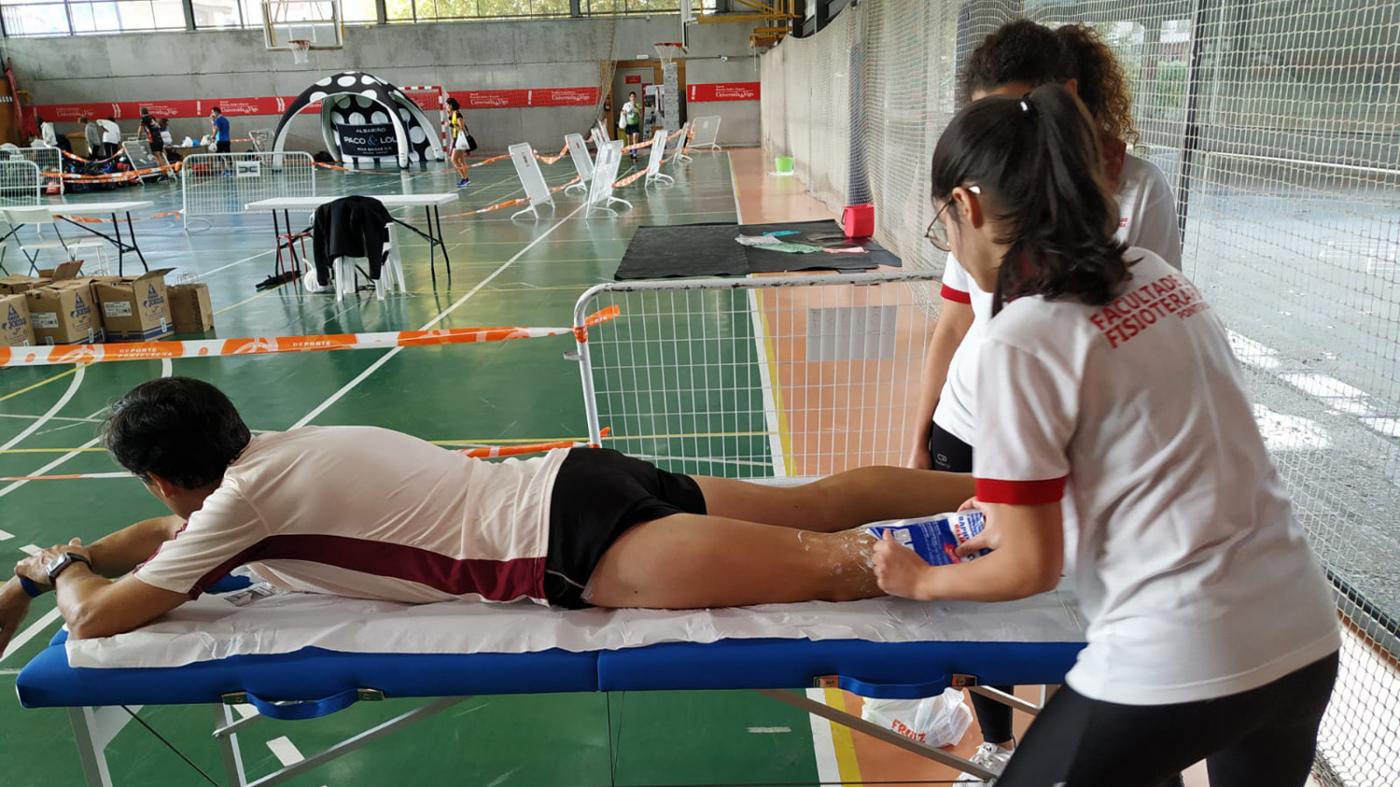 O alumnado de Fisioterapia pon en práctica os seus coñecementos no Medio Maratón Cidade de Pontevedra