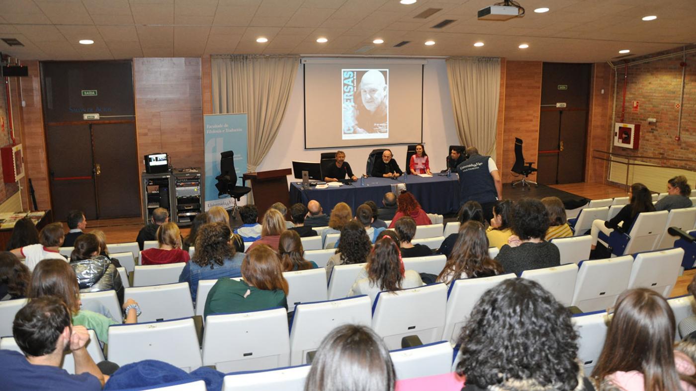 Antón Reixa mantén un encontro no campus con investigadores da Cátedra Saramago