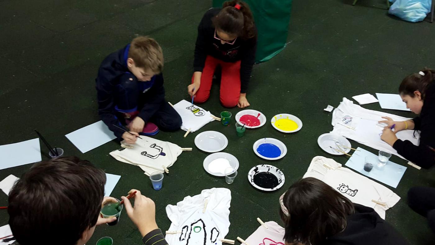 Alumnas de Belas Artes imparten un taller de pintura en soportes téxtiles no CEIP Barcelos