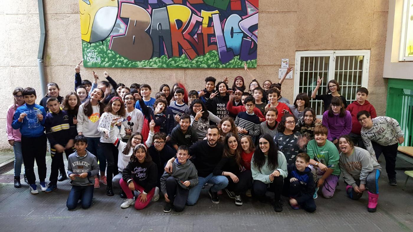 Alumnas de Belas Artes imparten un taller de pintura en soportes téxtiles no CEIP Barcelos