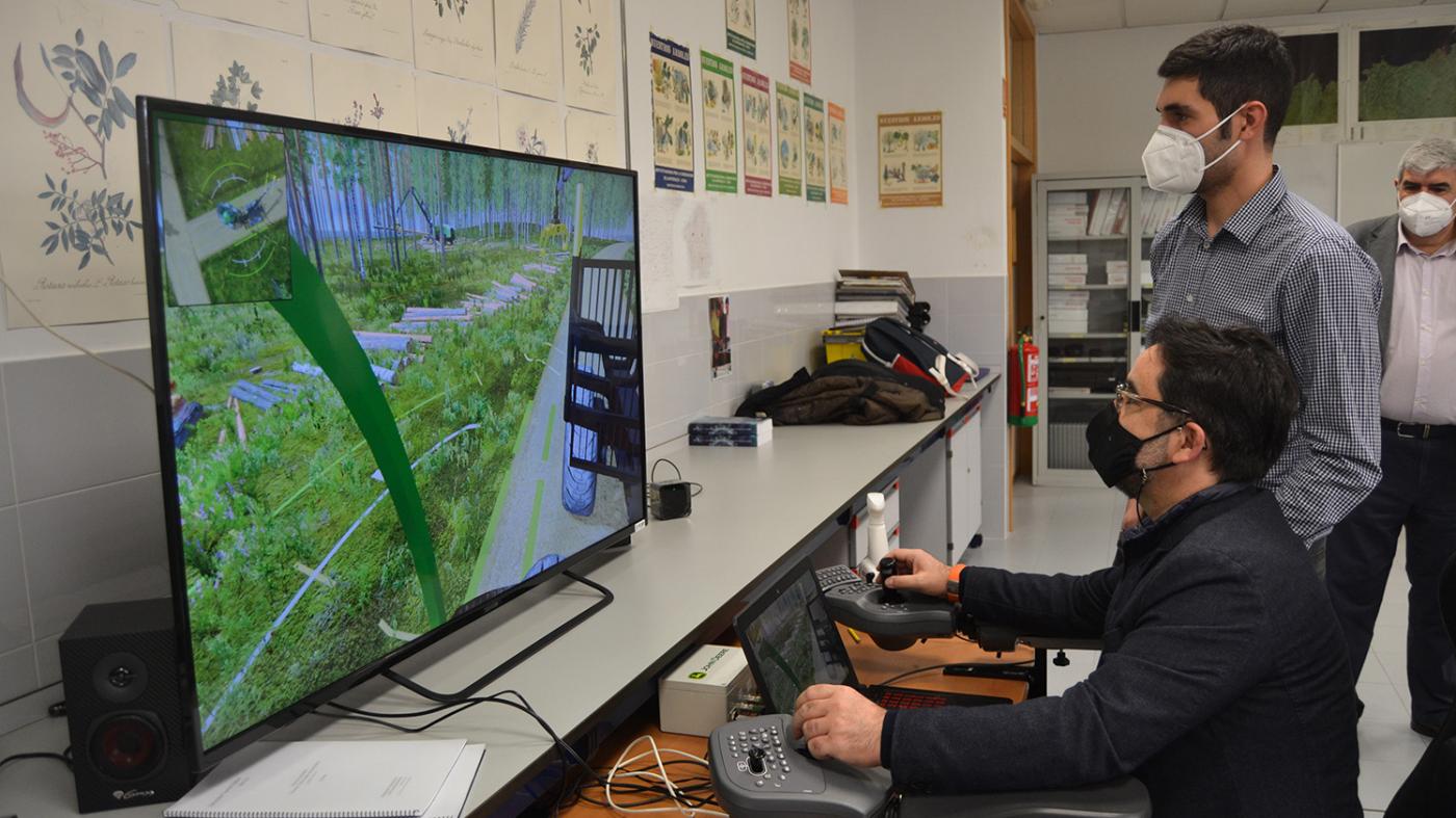 O alumnado da EE Forestal amplía a súa formación cun simulador cedido pola Xunta