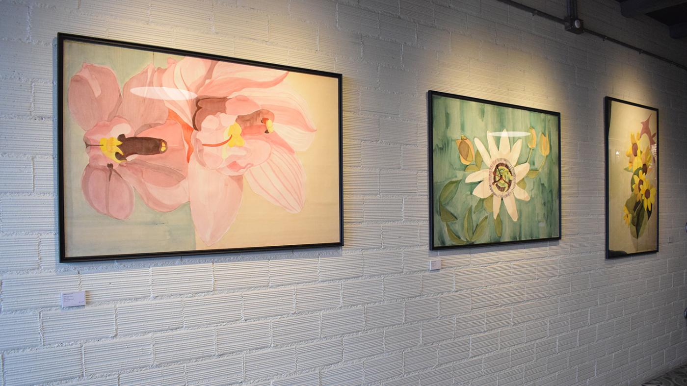 Unha exposición une por primeira vez as flores e os autorretratos de Mónica Ortuzar