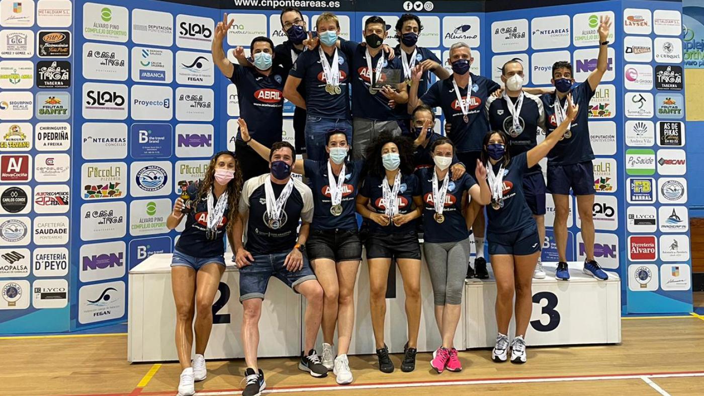 O equipo masculino de natación gaña o Campionato Galego Máster de Verán