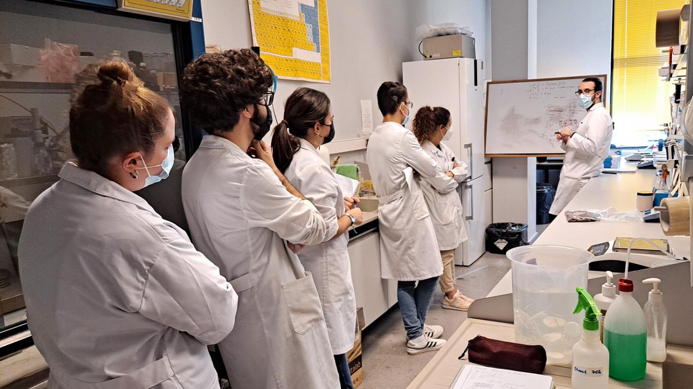 Alumnado de Ciencias familiarízase no laboratorio coas tecnoloxías de valorización da biomasa 