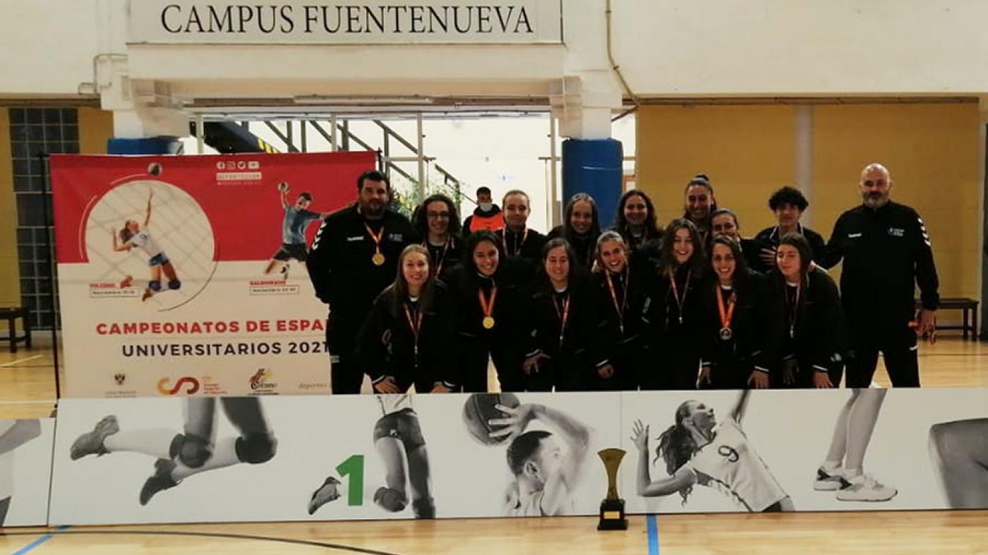 As xogadoras do equipo de balonmán feminino da UVigo revalidan o seu título de campioas de España 