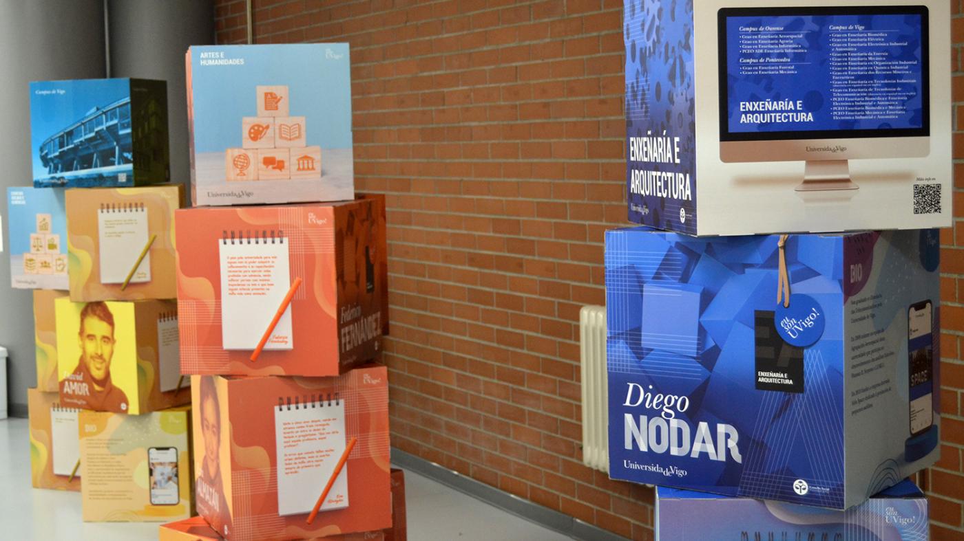 Dúas exposicións proxectan no campus a traxectoria profesional dos seus egresados e o compromiso co galego da Universidade