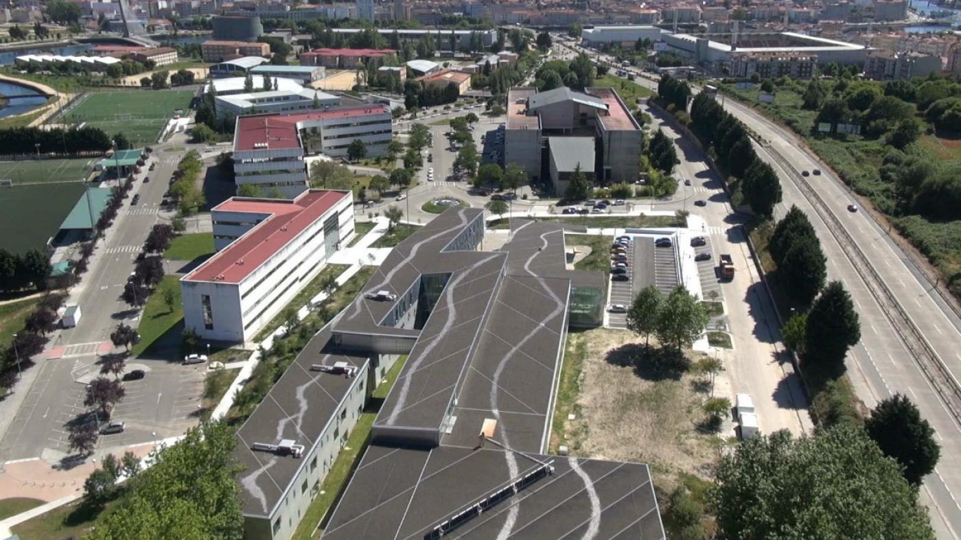 Universidade e Xunta buscarán dotar o campus dunha pantalla acústica en madeira
