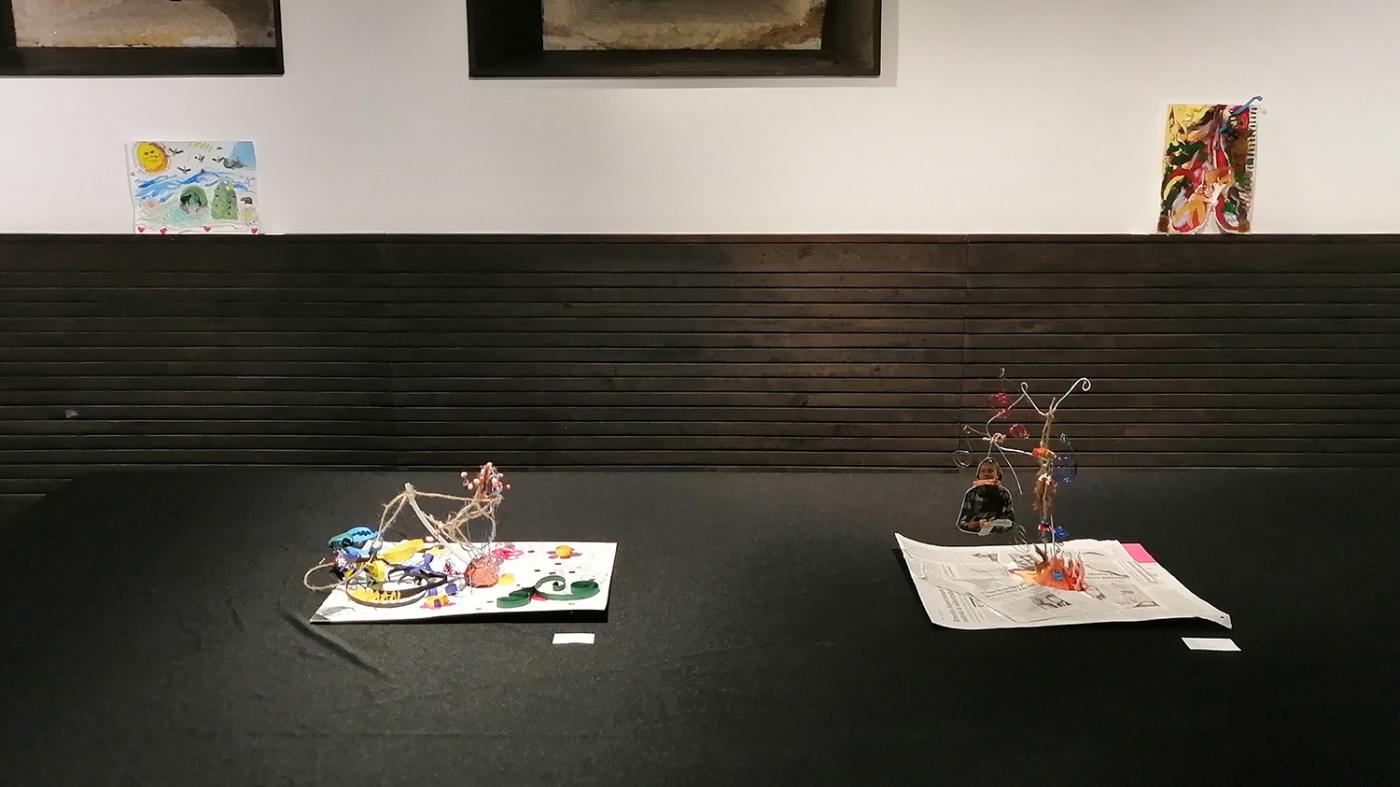 Unha exposición reúne na Vicerreitoría as obras colectivas de 14 “non-artistas”