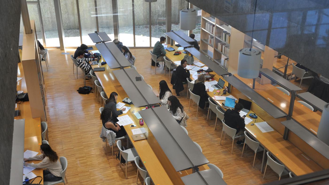 A Biblioteca Universitaria inicia o seu horario de apertura especial para preparar os exames