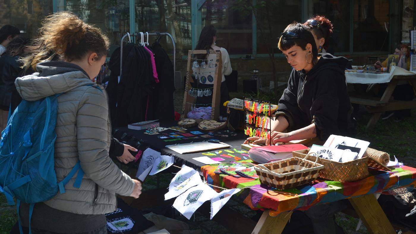 Belas Artes abre os actos de San Ero cun mercado que reúne as creacións do alumnado 