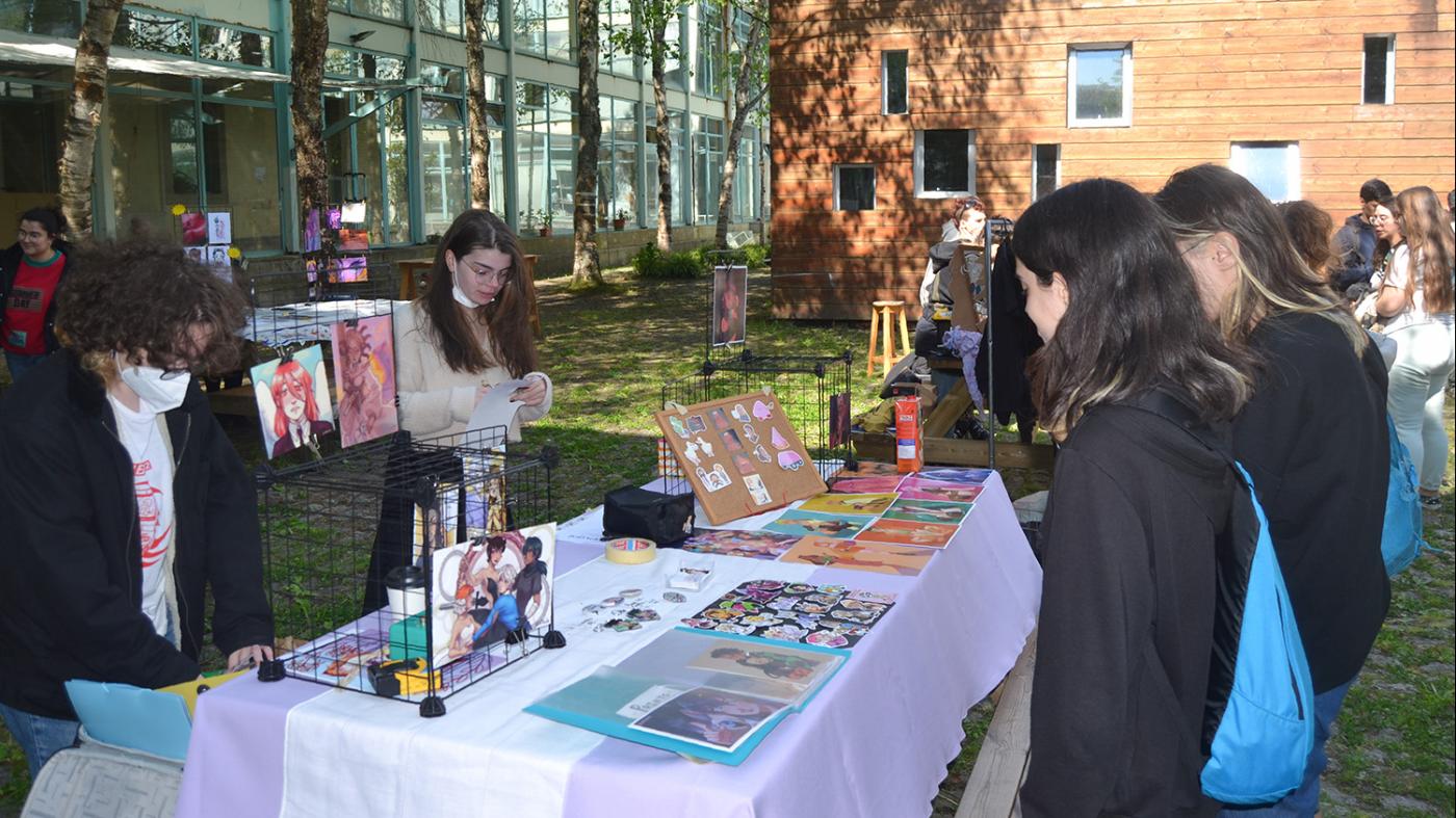 Belas Artes abre os actos de San Ero cun mercado que reúne as creacións do alumnado 
