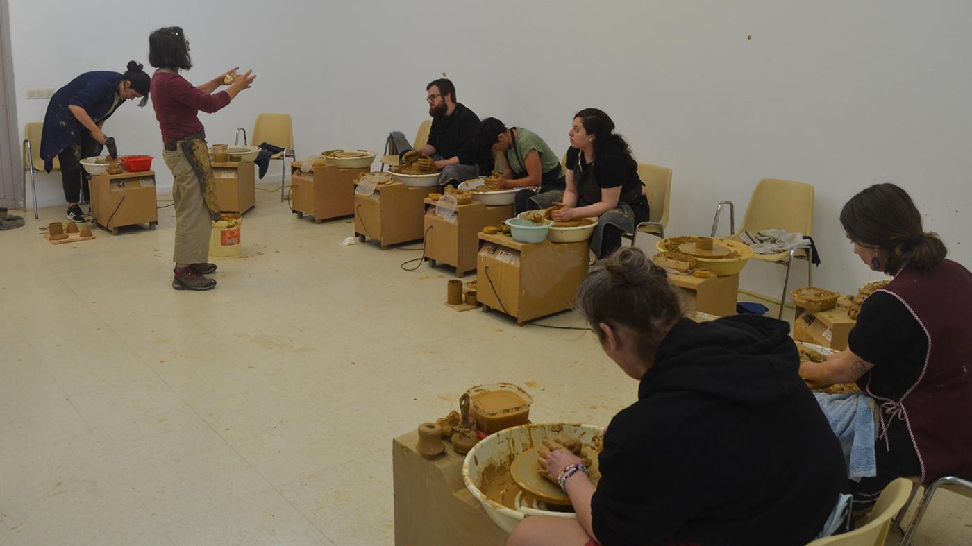 O alumnado de Belas Artes continúa explorando as posibilidades creativas da cerámica