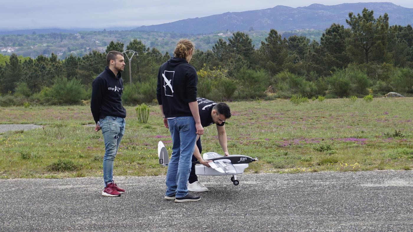 O equipo de aeromodelismo da UVigo e o seu drone CORV-0, listos para competir na Air Cargo Challenge 2022 en Alemaña