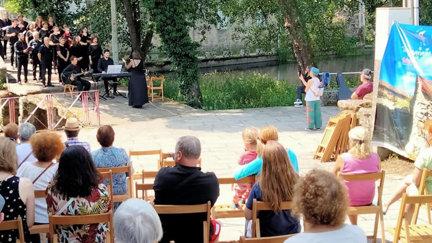 O coro universitario pechou o IX Tangaraño Cultural cunha actuación musical