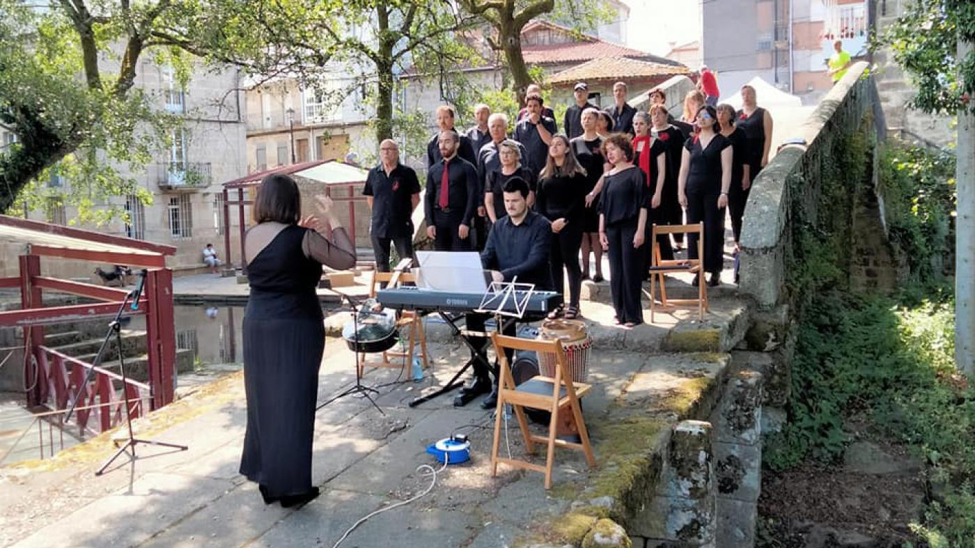 O coro universitario pechou o IX Tangaraño Cultural cunha actuación musical
