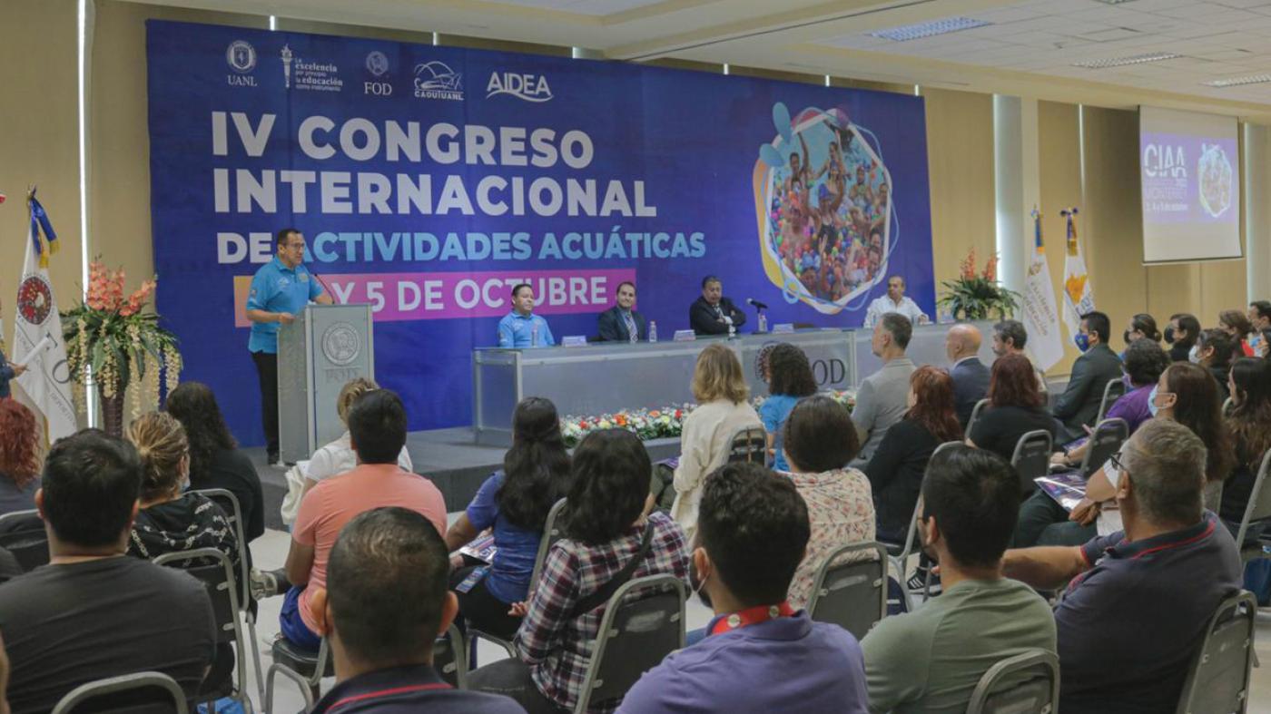 A Asociación Iberoamericana de Educación Acuática premia a traxectoria do profesor Roberto Barcala 