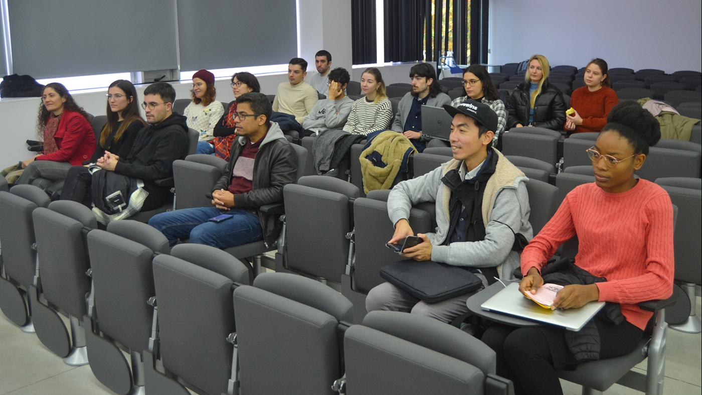 Estudantes de diferentes nacionalidades suman novos contidos ao ‘Galizionario’