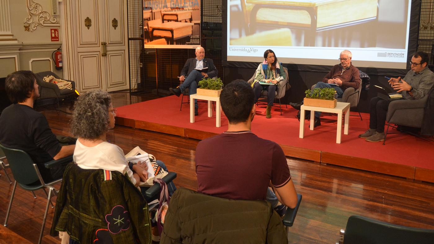 Docentes de secundaria e universitarios debaten sobre como concienciar nas aulas da situación do galego 