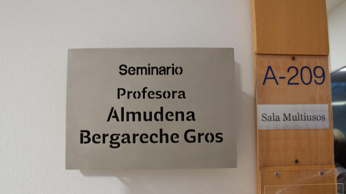 O seminario profesora Almudena Bergarache Gros mantén vivo o legado da exdecana de Ciencias Xurídicas e do Traballo