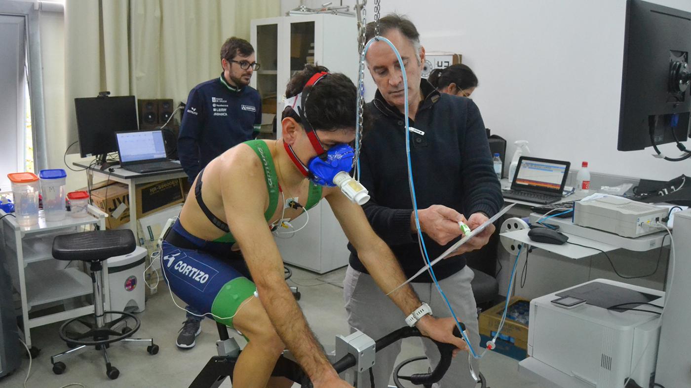 Investigadores de Ciencias da Educación e do Deporte definirán un plan de adestramento personalizado para os ciclistas do Padronés Cortizo