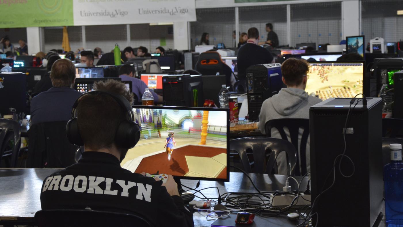 Unha tese aborda os efectos psicosociais do uso de videoxogos en adolescentes galegos