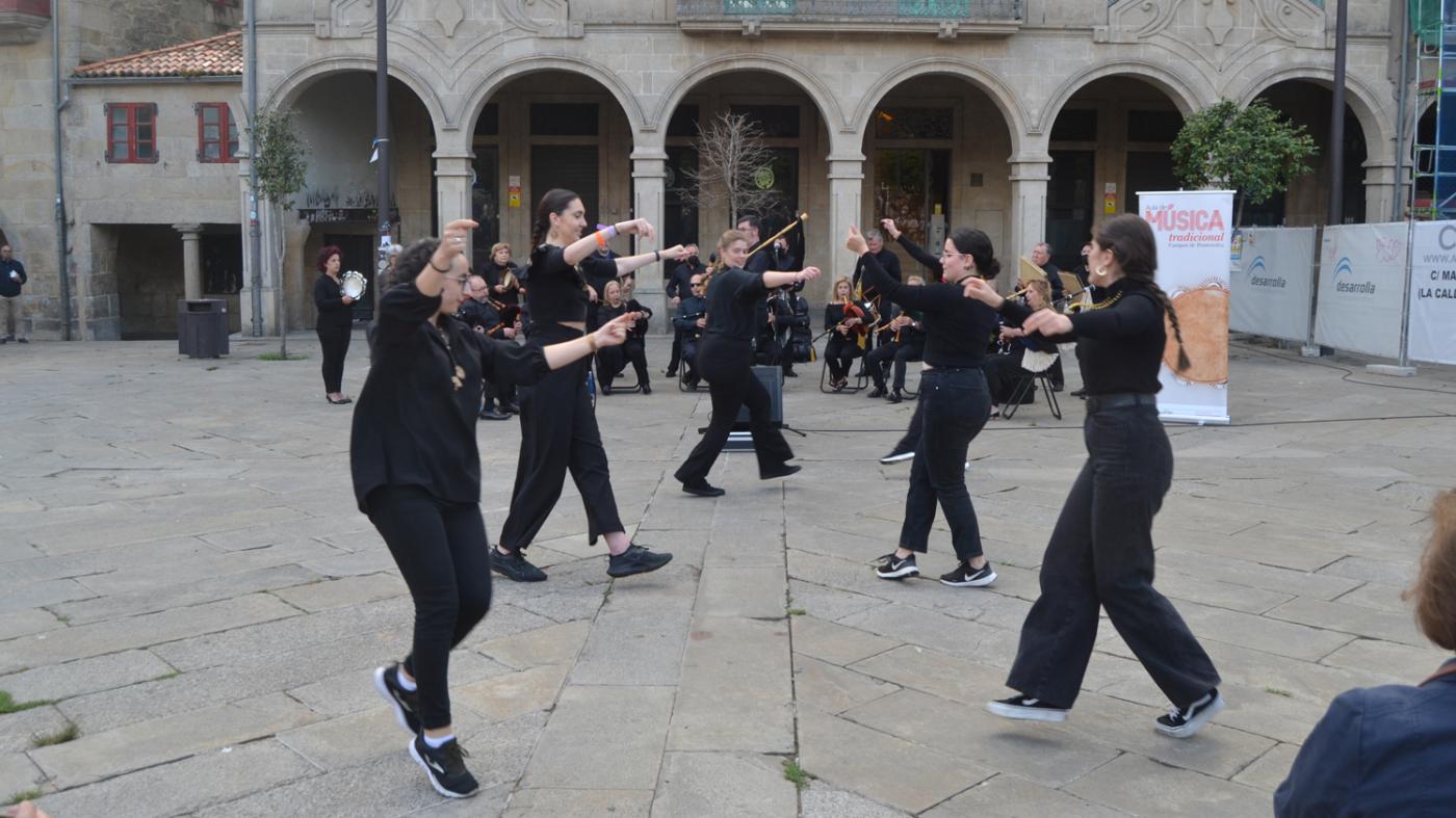 O campus busca impulsar un grupo de baile tradicional