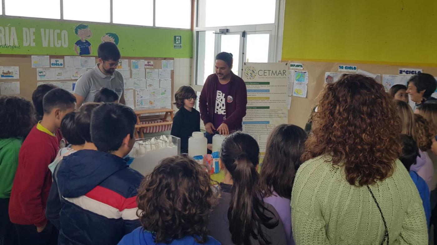 200 escolares do CEIP Ría de Vigo participan nunha feira científica sobre os océanos e a vida mariña