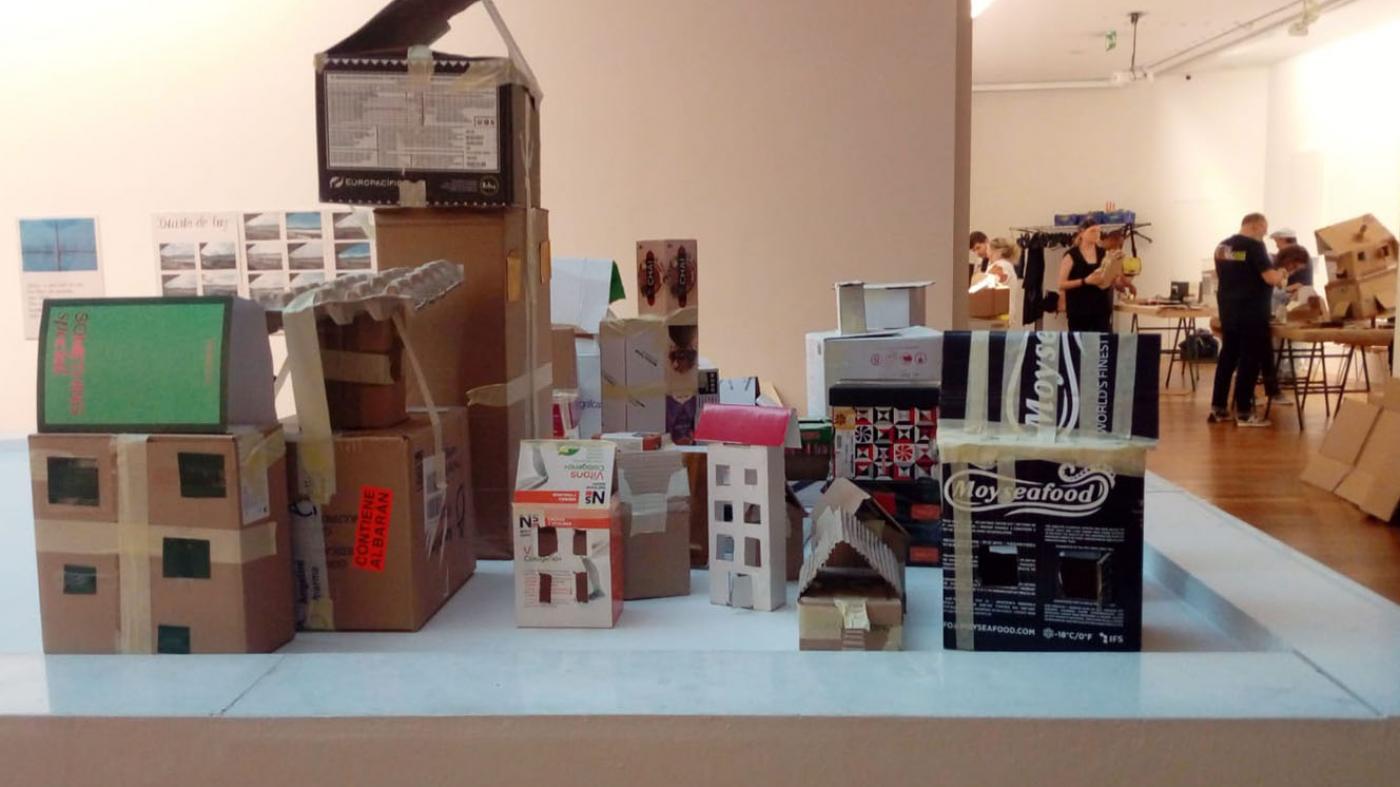 Un cidade de vivendas de cartón para reflexionar sobre urbanismo, arquitectura, desigualdade e exclusión residencial