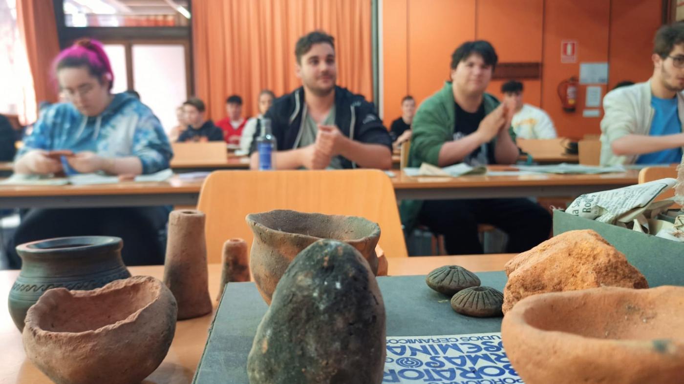 Alumnado de Xeografía e Historia recrea a vida na prehistoria