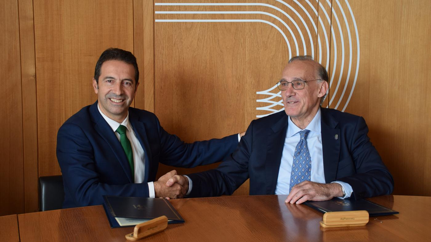 Universidade e Consellería do Mar asinan un convenio para mellorar a xestión da mexilla no litoral galego